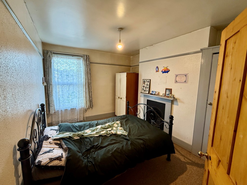 Lot: 30 - MIXED-USE DOUBLE-FRONTED BUILDING - 10 Grange Road - bedroom three